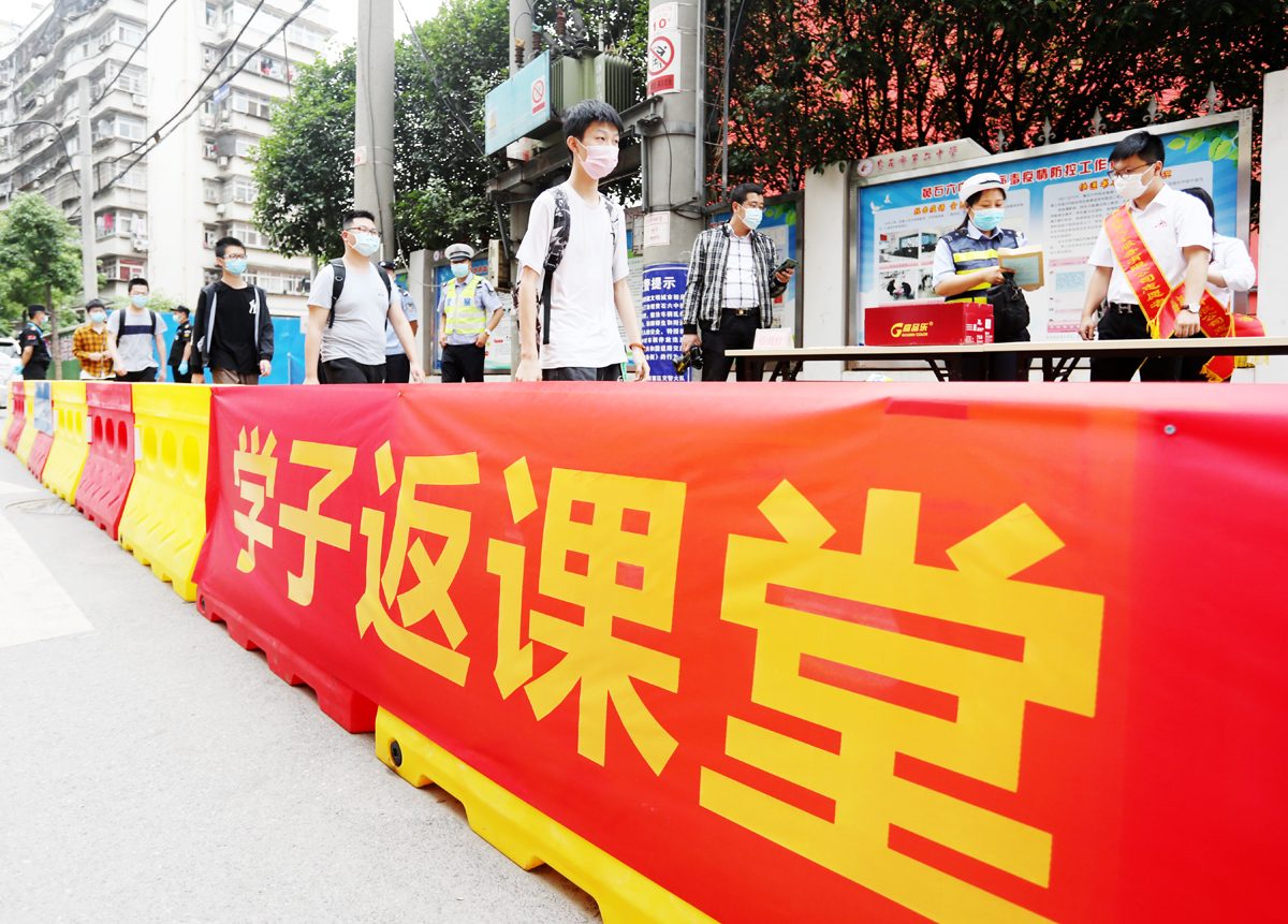1612411696735083.jpeg 2020年5月6日,全市30所高中毕业年级(含中职和技校)、1.7万名学子先行开学。.JPG