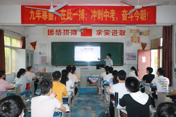 1590048029224534.jpeg 陈静老师为同学们主讲了“鹏程中学2020届初三复学第一课——新冠肺炎防控课堂”.JPG
